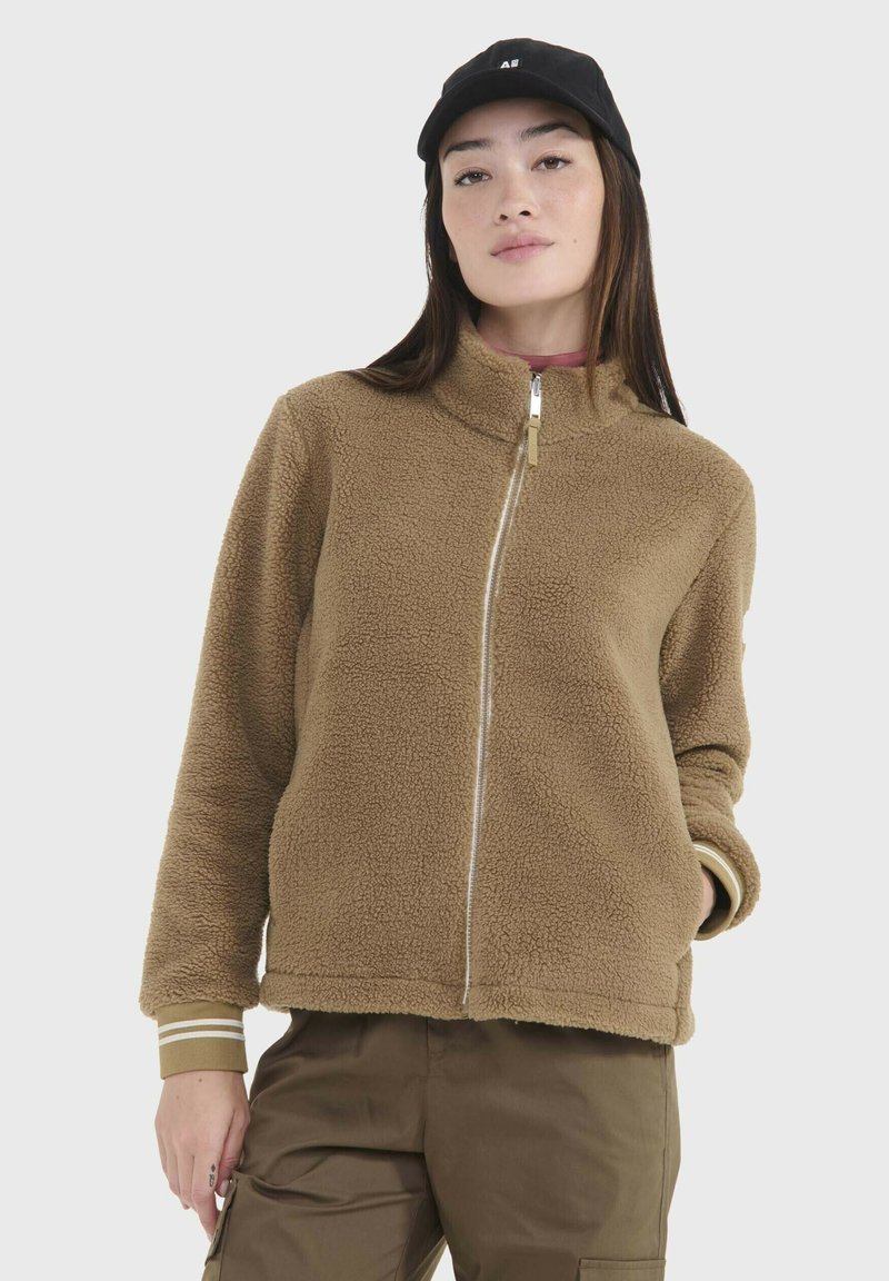 Braune Fleecejacke mit hohem Kragen, Frontreißverschluss und gerippten Bündchen. Verfügt über eine strukturierte Oberfläche und eine bequeme Passform.