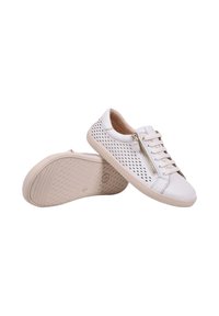 Basket en cuir blanc perforé avec semelle beige, lacets à l'avant et fermeture éclair latérale, vues de côté et de la semelle.