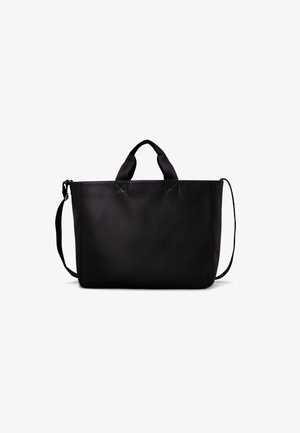 Bolso tote de cuero negro con asas cortas y una larga correa de hombro ajustable sobre fondo blanco.