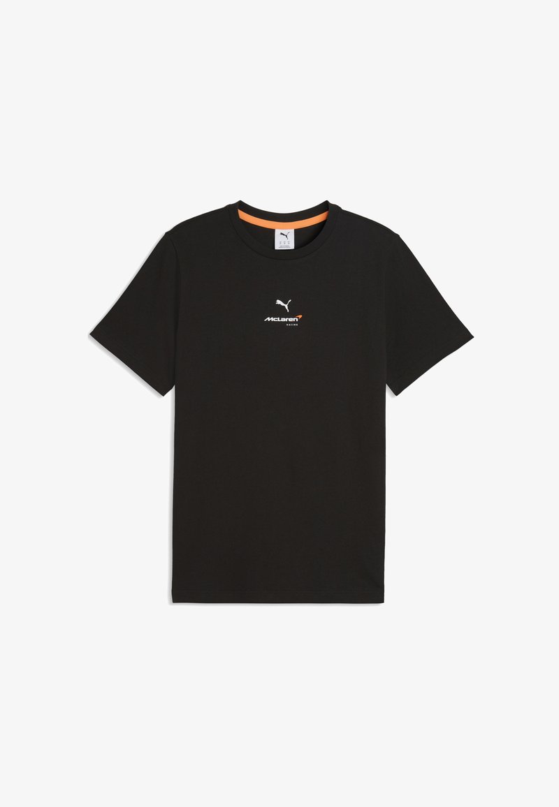 Μαύρο κοντομάνικο T-shirt με τα λογότυπα Puma και McLaren Racing τοποθετημένα στο κέντρο του στήθους, με πορτοκαλί εσωτερική ταινία στον γιακά.