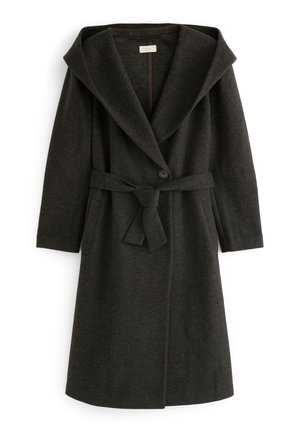 Manteau en laine gris foncé avec un col châle, taille ceinturée, deux poches latérales et une fermeture à un bouton. Texture lisse avec un design structuré.