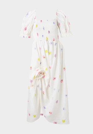 Robe midi blanche avec manches courtes bouffantes, corsage smocké et imprimé floral multicolore, détail froncé sur le côté de la jupe.