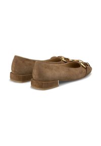 Bailarinas de ante marrón con un ligero tacón, con un acento de cadena dorada en la punta y un acabado interior suave. Material texturizado, diseño minimalista.