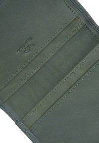 Interno di un portafoglio in pelle verde con tre scomparti per carte e logo RFID in rilievo. Presenta cuciture a contrasto e una texture liscia.