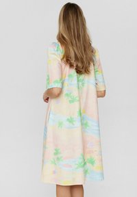 Rochie de lungime până la genunchi, în culori pastelate, cu un model tropical de plajă ce include palmieri, umbrele și un apus de soare. Material moale, croială lejeră.