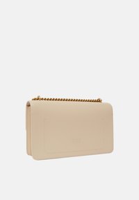 Borsa a tracolla in pelle beige con forma rettangolare, tracolla in catena dorata, dettagli con logo in rilievo e design minimalista. Texture liscia.