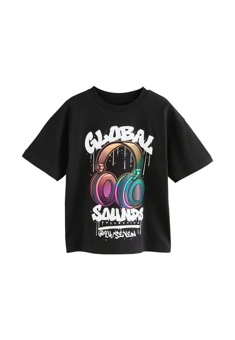 Schwarzes T-Shirt aus Baumwolle mit buntem Kopfhörer-Motiv und dem Text „GLOBAL SOUNDS COLLECTIVE“. Kurze Ärmel, Rundhalsausschnitt.