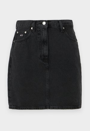 Zwarte denim rok met een getailleerd design, vijf-pocket stijl, een sluiting met knopen aan de voorkant en minimalistische branding op de pocket.