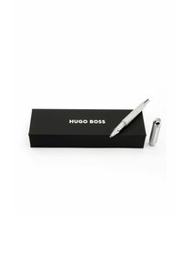 Strieborné kovové pero s textúrovaným držiakom, vedľa elegantnej čiernej krabičky s bielym textom "Hugo Boss". Súčasťou je cylindrický viečko pera.