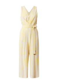 Combinaison à motif floral jaune avec un décolleté en V profond, design croisé, taille ceinturée et pantalons larges. Fabriquée en tissu léger.