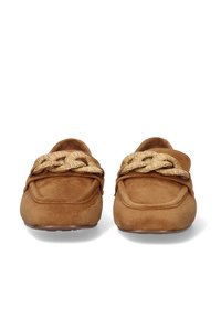 Mocasines de ante marrón con un acento de paja tejida en la parte superior. Forma clásica con puntera redondeada y detalle de costura alrededor de los bordes.