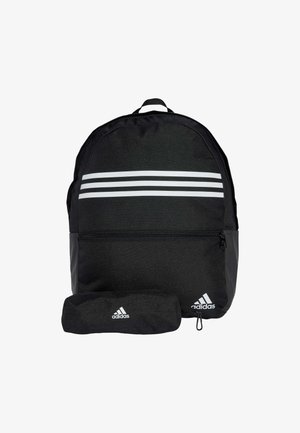 Mochila negra con tres franjas blancas en la parte superior, bolsillo frontal con cremallera y una bolsa de cordón a juego. Fabricada con un tejido duradero.