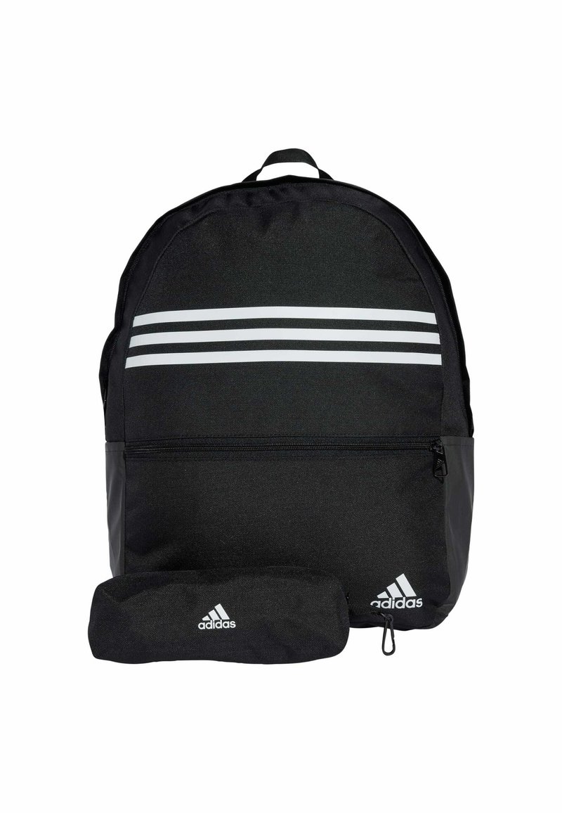 Zaino nero con tre strisce bianche nella parte superiore, tasca frontale con zip e una borsetta con cordino coordinata. Realizzato in tessuto resistente.