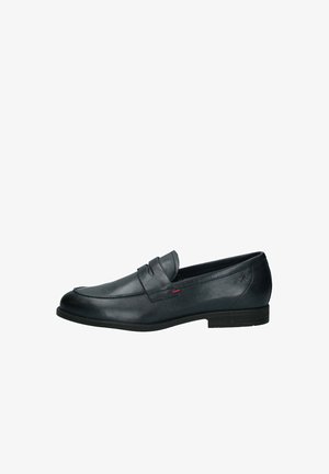 Mocassino in pelle nera con punta arrotondata, accento con cinturino pieghettato, tacco basso e suola testurizzata. Design semplice con dettaglio del logo rosso.