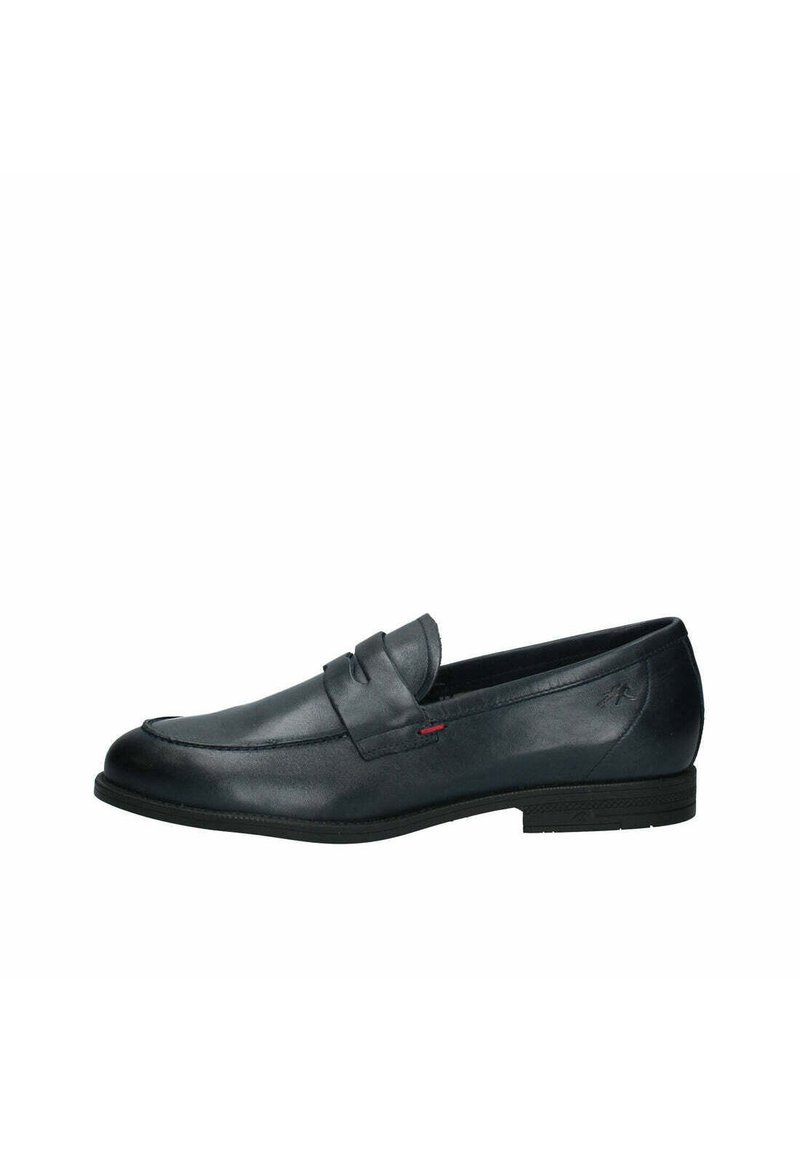 Mocassino in pelle nera con punta arrotondata, accento con cinturino pieghettato, tacco basso e suola testurizzata. Design semplice con dettaglio del logo rosso.