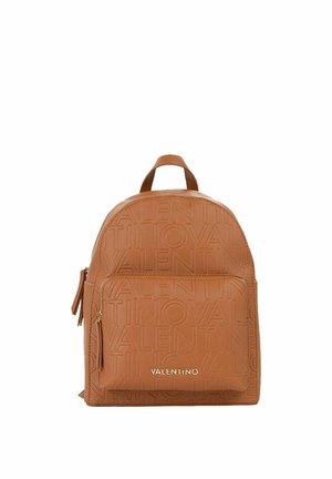 Sac à dos en cuir marron embossé avec l'inscription "Valentino" et une poche zippée à l'avant, équipé d'une poignée supérieure et de bretelles ajustables.