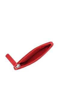 Červená kožená peněženka s hladkou strukturou, vybavená zipem a malým poutkem na nošení. Vnitřek je podšívkovaný látkou.