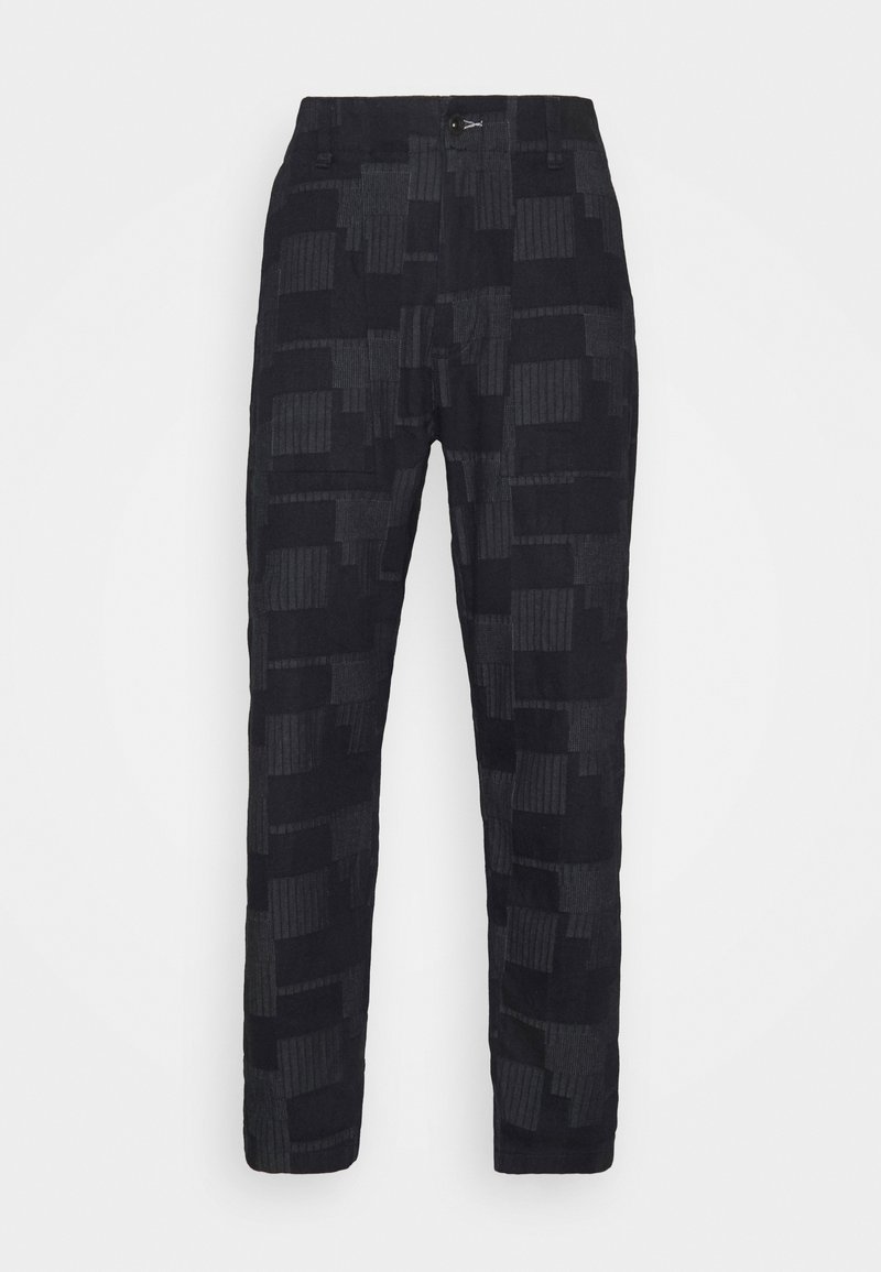 Pantalon noir à motifs avec un design texturé comprenant des formes verticales et rectangulaires. Tissu lisse avec une coupe ajustée et des passants pour ceinture.