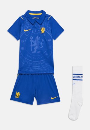 Blåt Chelsea fodboldtøj med poloshirt, shorts og hvide strømper med gule Nike-logoer og klubbens løveemblem.