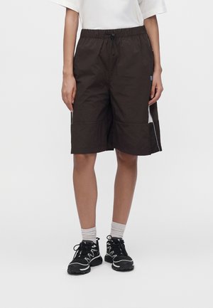 Nike Sportswear, W SHOX WVN SHORT - Къси панталони - velvet brown/sail/sail
