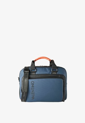 Borsa in nylon blu con dettagli neri, manico arancione, tracolla staccabile, chiusura a zip e logo sulla tasca frontale.