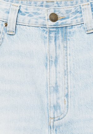 Světle modrý pás z rifloviny s kovovým knoflíkem, poutky na pásek a viditelným předním švem.