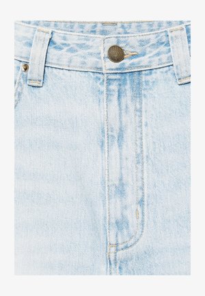 Světle modrý pás z rifloviny s kovovým knoflíkem, poutky na pásek a viditelným předním švem.