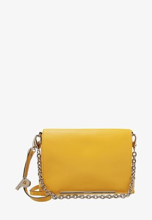 Sac bandoulière en cuir jaune avec chaîne en argent et breloque en métal en forme de clé, design rectangulaire à rabat.