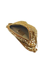 Pochette en or et crème avec un motif, fermée par une fermeture éclair. Texture douce, forme triangulaire et poche intérieure visible.