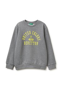 Felpa grigia realizzata in tessuto morbido, con scollo rotondo, polsini e orlo a coste. Sul davanti è presente la scritta gialla brillante "United Colors of Benetton".