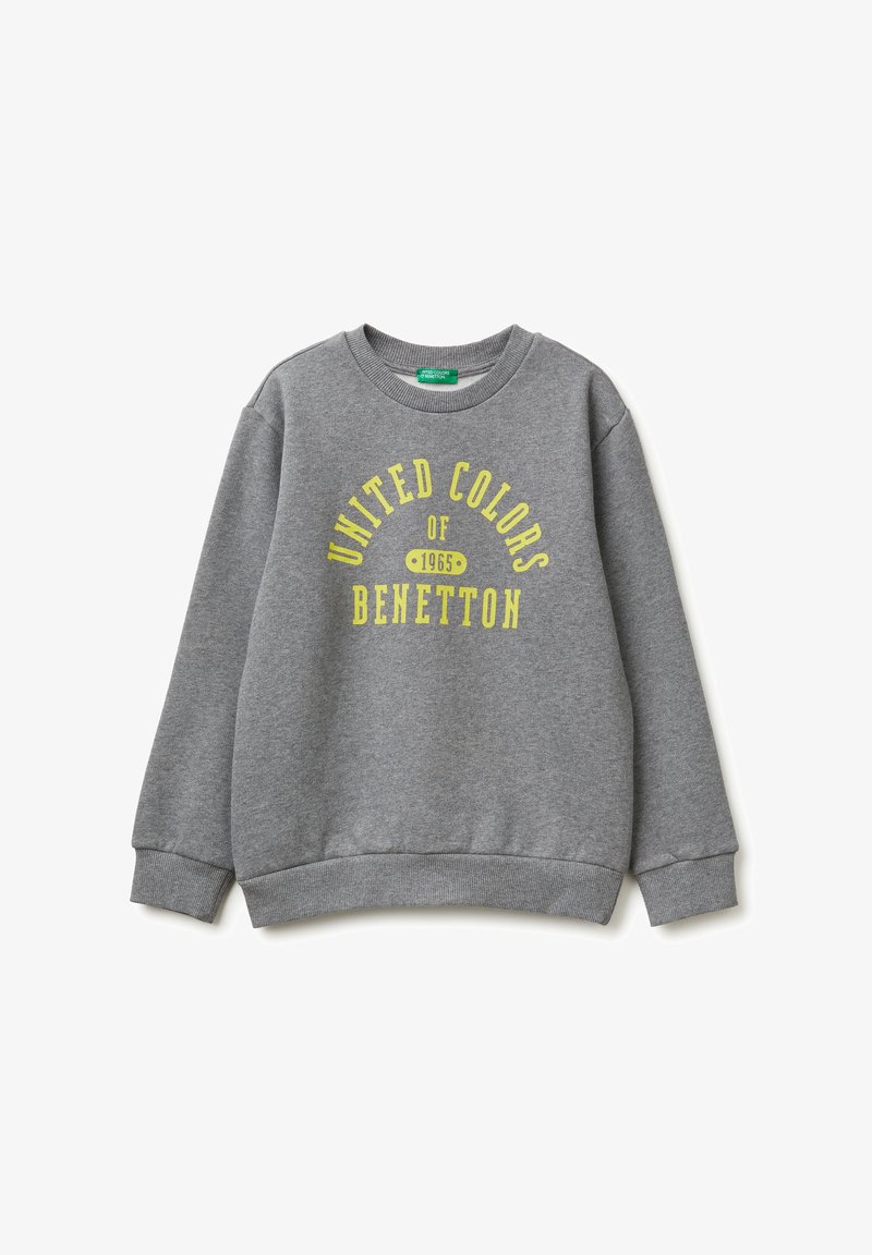Sudadera gris hecha de una tela suave que presenta un escote redondo, puños y dobladillo acanalados. En la parte frontal se muestra el texto brillante en amarillo "United Colors of Benetton".
