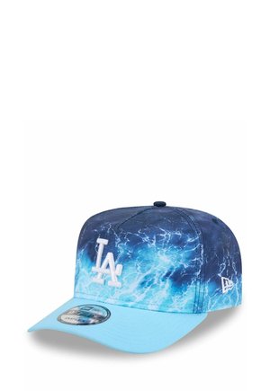 Baseballpet met LA-logo, oceaangolfprint op de kroon en lichtblauwe gebogen klep, met een New Era-vlag aan de zijkant.