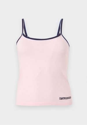 Camiseta rosa claro con tirantes finos azul marino y ribete azul marino, con pequeño texto "LETS FRANS" en la parte inferior derecha del frente.