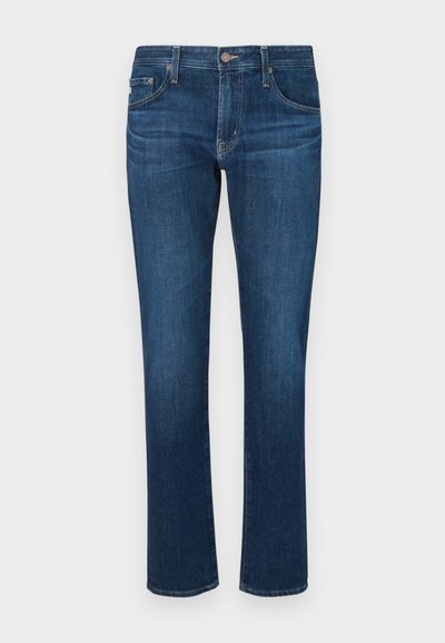 Jeans de ganga azul escura com um design de perna reta, estilo clássico de cinco bolsos e fecho com botão na cintura. Textura suave.