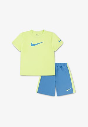 Conjunto deportivo para niños de Nike que incluye una camiseta de color amarillo neón con logo azul y pantalones cortos azules a juego con acentos neón, confeccionado en tejido ligero.