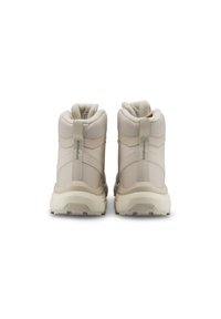 Beiga högskor med ett texturerat tygövre, mjukt foder och en solid gummisula. Funktioner inkluderar en vadderad krage och dragflik bak.