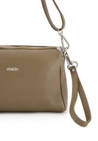 Bruine leren handtas met een gestructureerde afwerking en zilveren hardware. Ritssluiting en afneembare schouderband. "Venezia" logo in het wit.