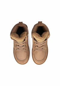 Brune højhængte sko med en tekstureret mesh-overdel, suede-detaljer, kunstig pelsforing og metaløjer til snørebånd. Rundt tådesign.