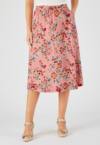 Falda midi floral de tela rosa con grandes flores en rojo, amarillo y verde. Cintura elástica con cordón y bolsillos laterales.