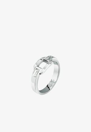 Anello in argento con finitura lucida, caratterizzato da una pietra tagliata a forma rettangolare e una forma unica. Dettagli incisi sono presenti sulla fascia.