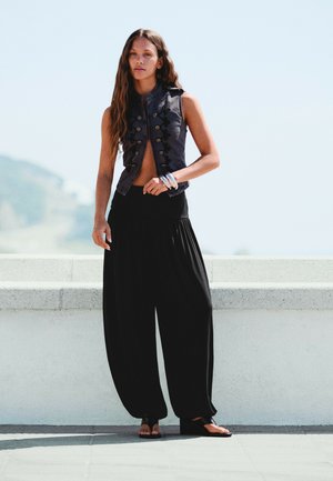 Bershka, BALLOON-FIT WITH SASH BELT - TROUSERS - Nadrágok - black
