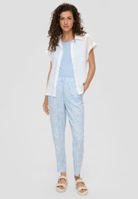 s.Oliver MIT ALL-OVER - Stoffhose - himmelblau