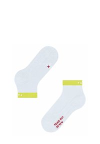 Białe skarpetki do kostek z jasnoskalnymi żółtymi paskami i czerwonym logo, wyeksponowane w symetrycznym układzie na jednolitym tle.
