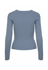 Ribota ilgomis rankovėmis palaidinė švelnios, tyliai mėlynos spalvos. Pasižymi prigludusia siluetu, su apvaliu iškirpimu ir subtilia tekstūra visame paviršiuje.