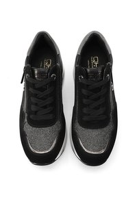 Scarpe da ginnastica nere con un mix di materiali lisci e testurizzati. Le caratteristiche includono lacci piatti, un accento di colore argento metallico e una suola ammortizzata.