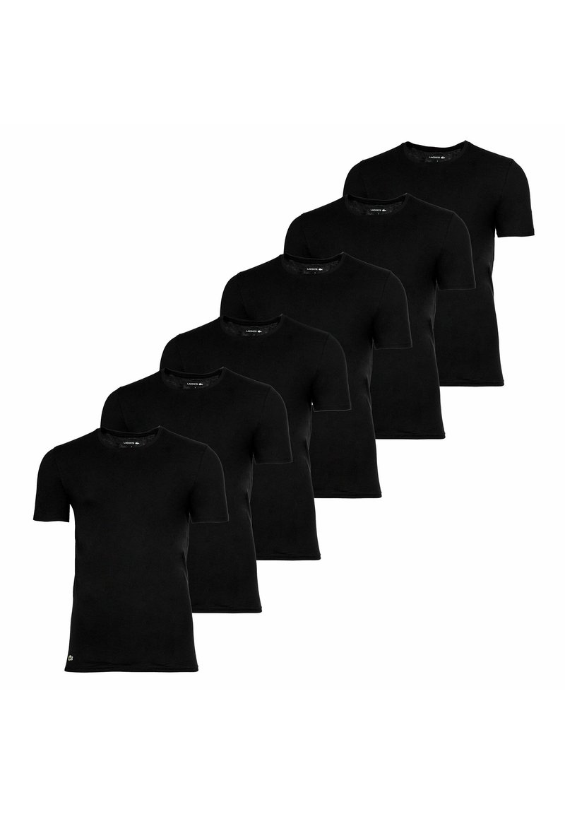 Sechs schwarze Kurzarm-T-Shirts aus Baumwolle. Rundhalsausschnitt, glatte Textur, gleichmäßige Passform und mit einem kleinen Logo am Saum.