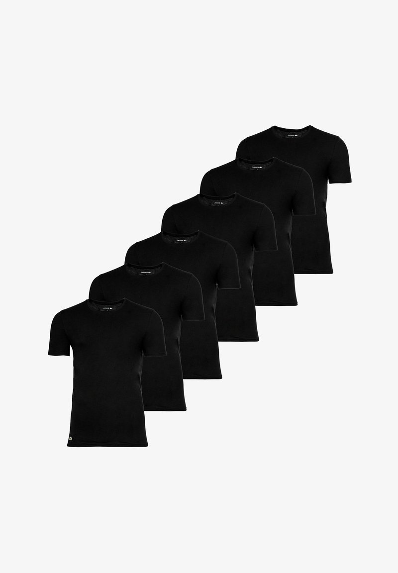 Sechs schwarze Kurzarm-T-Shirts aus Baumwolle. Rundhalsausschnitt, glatte Textur, gleichmäßige Passform und mit einem kleinen Logo am Saum.