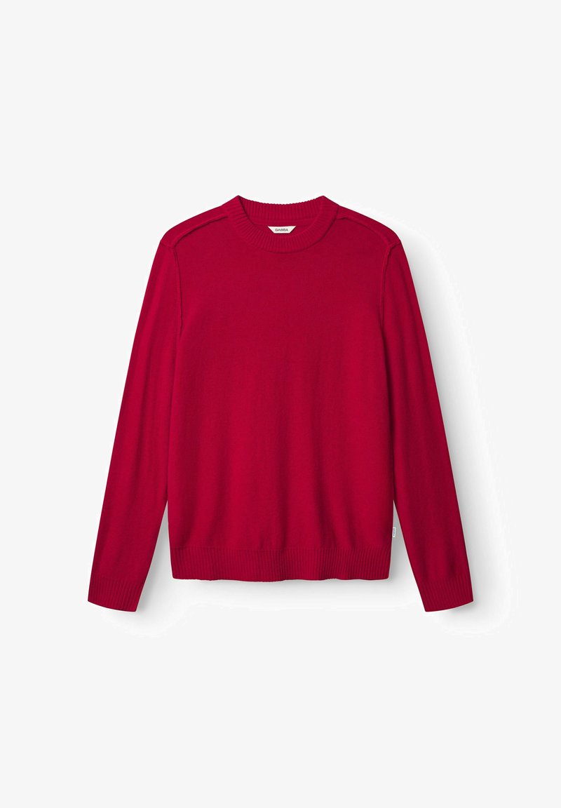 Pull en tricot rouge avec un col rond, des manches longues, des poignets et un ourlet côtelés. Texture lisse avec des détails aux épaules.