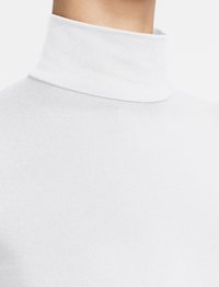 Witte coltrui van gladde, rekbare stof. Slank aansluitend, met een hoge kraag en minimalistisch design, zonder zichtbare patronen of metallic accessoires.