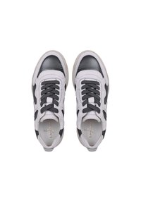 Hvide og grå lædersneakers med rund tå, kontrasterende paneler og sorte snørebånd; med en tekstureret sål og logoaccent på hælen.